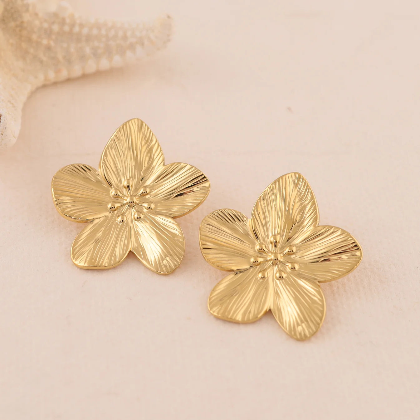 Eclat Paris Gold Flower Stud Earrings